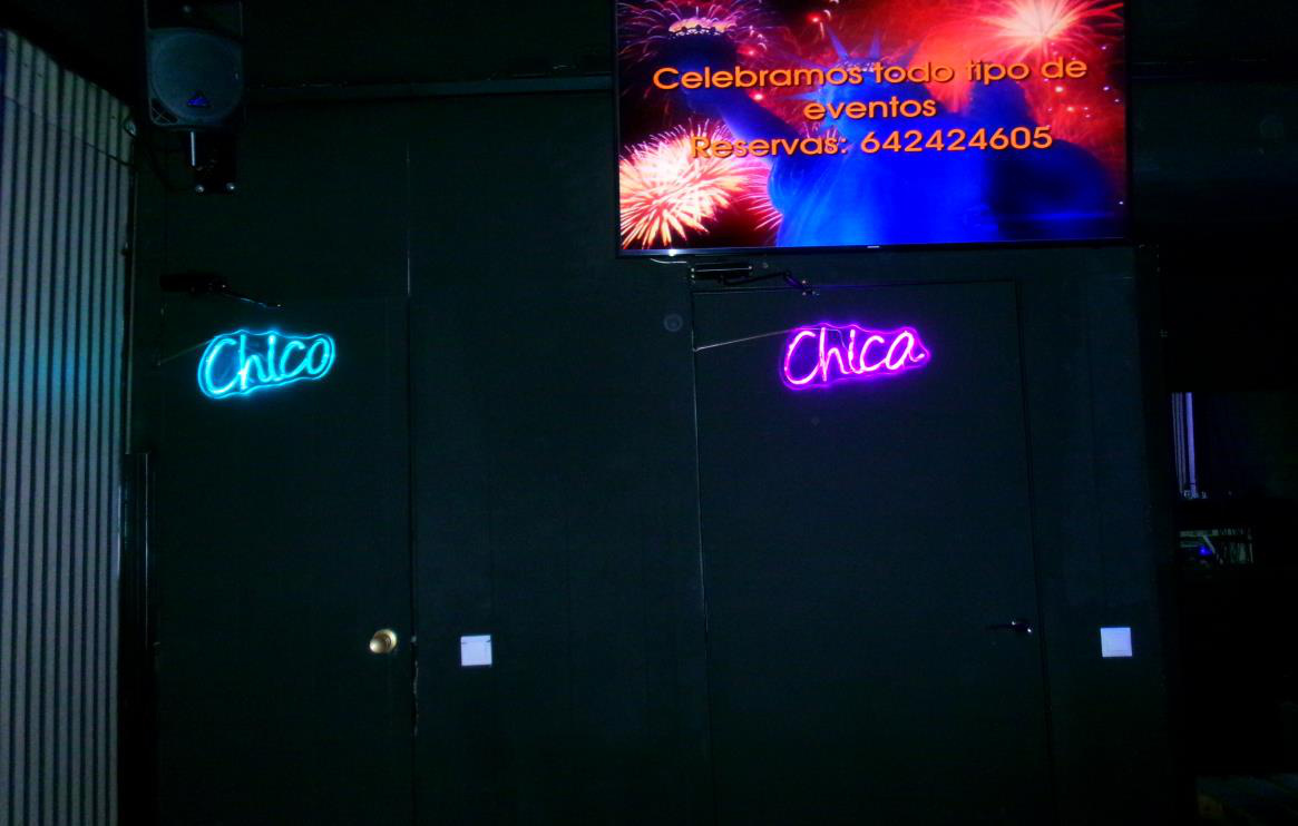 Puertas de baños separados chico y chica