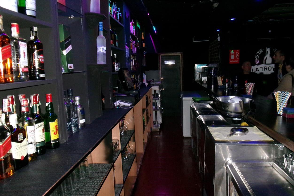 Vista interior de la barra con botellas