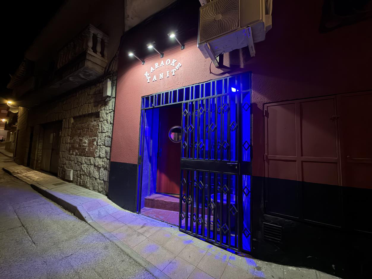 Entrada exterior de Karaoke Tanit en la calle
