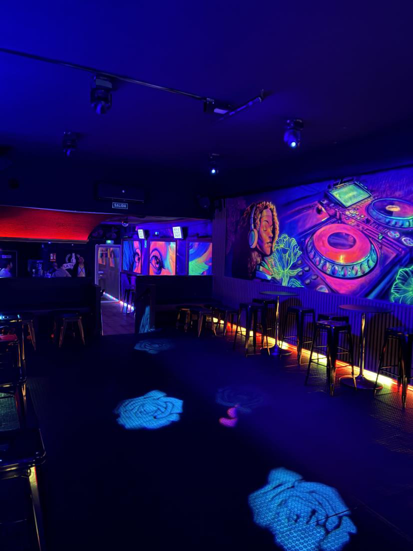 Zona de baile de Karaoke Tanit con iluminación azul