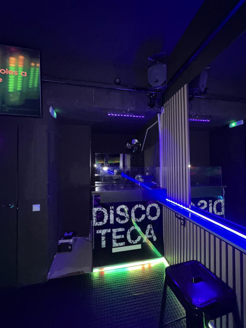 Vista lateral de la zona de baile y cabina