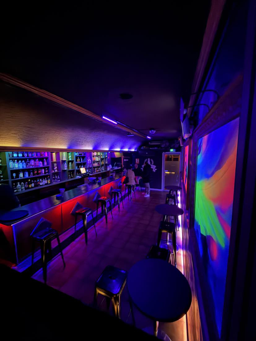 Barra iluminada desde el pasillo lateral