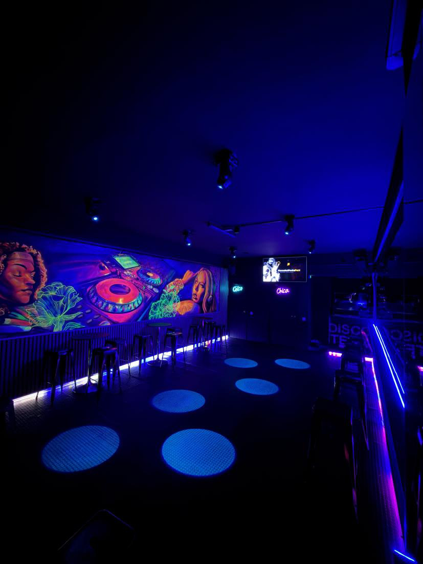 Pista con círculos de luz azul