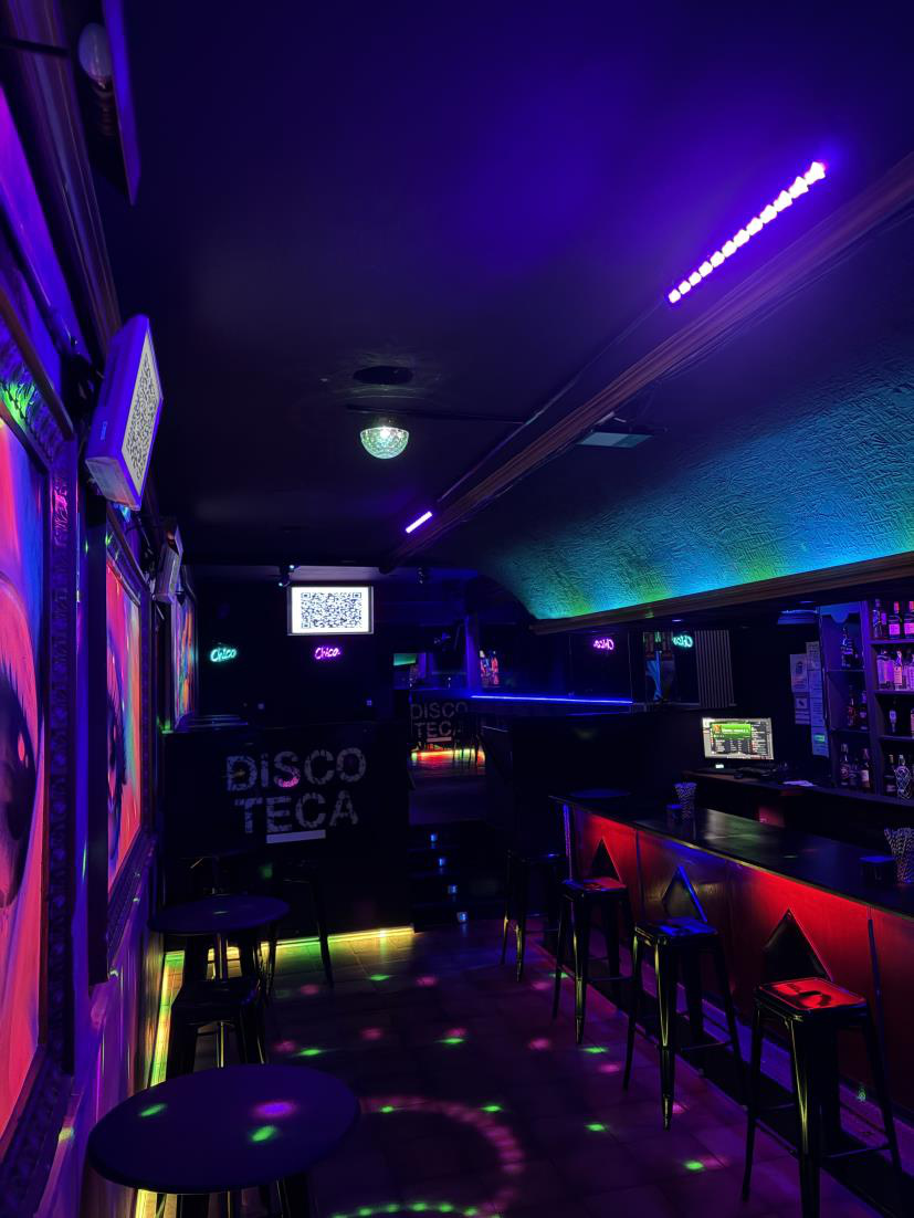 Interior de la sala con barra y luces de colores